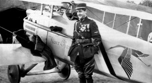 Georges Guynemer davant le Spad 'Vieux Charles'