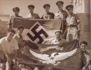 Drapeaux des sections de Jeunesses Hitlériennes de Palestine saisis au consulat allemand pendant la Seconde Guerre Mondiale. La mention Palästine est parfaitement visible sur les deux. 