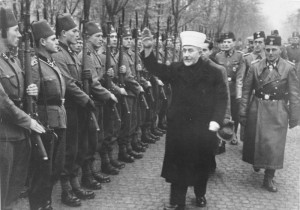 Hadj Amin Al-Husseini, Grand Mufti de Jérusalem et oncle de Yasser Arafat, passant en revue les musulmans bosniaques de la 13ème Division SS de Montagne