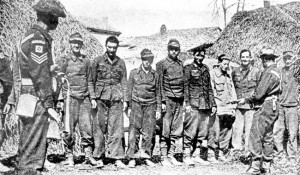 Soldats de la Jewish Brigade gardant des prisonniers allemands en Avril 1945 près de Bologne. 