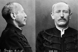 Photos d'incarcération d'Alfred Dreyfus, après sa dégradation, dont il porte encore l'uniforme  déshonoré. 