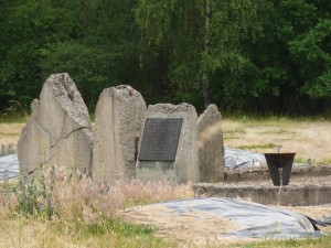 Plaque commémorative sur les ruines d'un four crématoire de la phase II