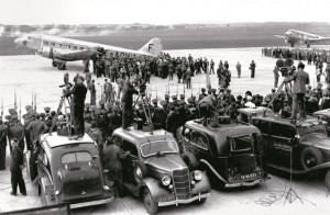 Le vendredi 30 septembre 1938, au Bourget, Edouard Daladier revient de Munich où, croit-on, il a sauvé la paix. Et l'avion n'est pas un Dakota mais un Bloch 220 