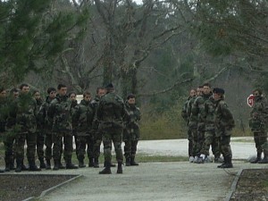 De dos au premier plan, il y a une dizaine d'années, Pug présente à de jeunes réservistes l'histoire et la signification du site sur lequel ils se trouvent et qui était un lieu d'exécution d'otages français par la Wehrmacht pendant la Seconde Guerre Mondiale. 