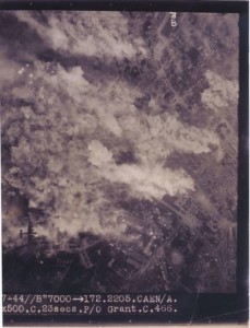 Photographie aérienne d'un bombardement diurne sur Caen à l'été 1944. Un Halifax est visible en bas à gauche. 