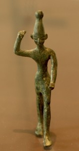 Figurine en bronze de Baal datant d'entre le 12ème et 14ème siècle av JC, retrouvé à Ras Shamra, au Liban. Exposée au Musée du Louvre.