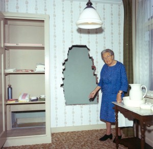 Corrie Ten Boom, Juste parmi les Nations, devant la cache construite dans sa maison de Haarlem, aux Pays-Bas, où sa famille cacha des Juifs, ce qui lui valu d'être déportée à Ravensbrück et de perdre son père et sa soeur dans la Shoah. 