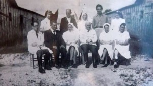 L’équipe médicale de l’hôpital du camp (août 1941). Assis de gauche à droite : Dr Barrach, M. Schaeffer (pharmacien), Mlle Aubry (infirmièrechef), Dr Cuvigny, Eva Laügt, Hélène Berbiale. Debout, de gauche à droite : Andrée Lemaitre, Dr Pujol, Mlle Corceron, inconnu, Odette Mangalte. Le seul interné du groupe, le Dr Barrach, sera déporté et exterminé à Auschwitz en 1942..  