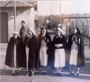 Cinq infirmières de l’hôpital du camp : Mlles Schmidlin, Corceron, Laügt, Grillet et Weissenberg  