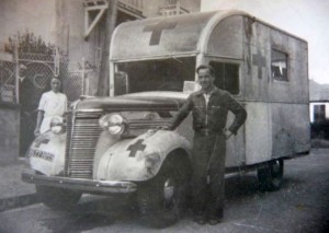 Eva Laügt en visite au domicile de ses parents, rue Rauski, à Pau. Au portail, son père. Le chauffeur, au premier plan, n’est pas identifié. 