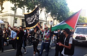 Le drapeau palestinien accompagné du drapeau islamiste du Front Al-Nosra, dans une manifestation antisioniste en 2014