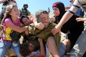 Un caméraman et deux photographes pour cette scène de l'habituel spectacle palestinien hebdomadaire. Demandez le programme, c'est toujours le même!