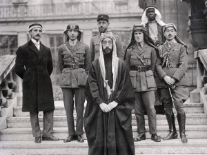 La délégation du Prince Fayçal au Traité de Versailles, 1919. En uniforme et keffieh, deuxième en partant de la droite, Laurence d'Arabie