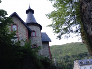 L'une des splendides maisons de style victorien toujours habitée aux Eaux-Bonnes, avec en fond la bien-nommée Montagne Verte. 