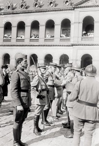 Le Lieutenant-Colonel Dreyfus, au centre, promu Officier de l'Ordre de la Légion d'Honneur, le 11 septembre 1919 aux Invalides