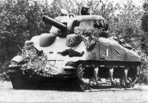Un faux tank Sherman en caoutchouc gonflable produit par Goodyear et Goodrich, installés face au Pas-de-Calais et destinés à tromper les avions de reconnaissance allemands par rapport aux préparatifs du Débarquement de Normandie