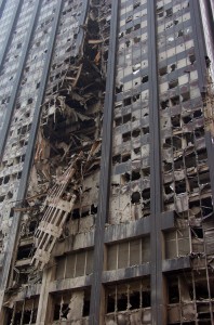 La facade ravagée du Deutsche Bank Building dans laquelle sont visibles des débris des Twin Towers. 