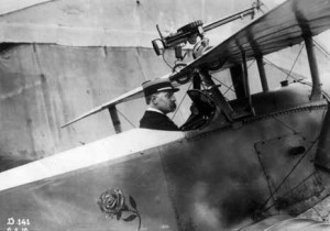 Le Commandant Charles de Tricornot de Rose, père de l'aviation de chasse française, à bord d'un Nieuport 11 à insigne de rose