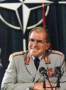 Le Général Klaus Naumann, ancien Chef d'Etat-Major des Armées Allemandes et ancien président du Comité Militaire de l'OTAN, membre du Groupe Militaire de Haut Niveau