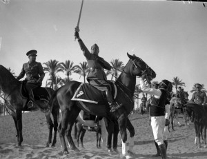 18 Mars 1937, à Tripoli, Benito Mussolini brandit le 