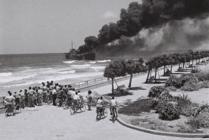 Altalena_off_Tel-Aviv_beach