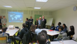 Le Ministrè de la Défense, Jean-Yves Le Drian, en visite à une JDC, à Vincennes, en 2014. 