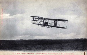 Wilbur Wright en vol devant le Roi Alphonse XIII