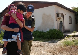 An Israeli soldier evacuate a baby