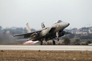 An Israeli air force F15-E fighter jet takes off for a mission over the Gaza Strip, from the Tel Nof air base in central Israel November 19, 2012. Israel bombed dozens of targets in Gaza on Monday and said that while it was prepared to step up its offensive by sending in troops, it preferred a diplomatic solution that would end Palestinian rocket fire from the enclave. REUTERS/Baz Ratner (ISRAEL - Tags: CIVIL UNREST POLITICS MILITARY)