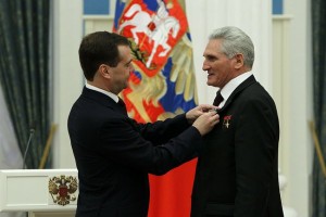 Le Colonel Volynov à droite, avec ses deux étoiles de Héros de l'Union Soviétique, décoré de l'Ordre de l'Amitié par Dimitri Medvedev en 2011