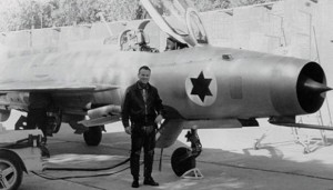 Danny Shapira devant le MiG-21F 