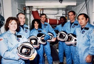 L'équipage de STS-51L, Judith Resnik est la troisième en partant de la gauche. 